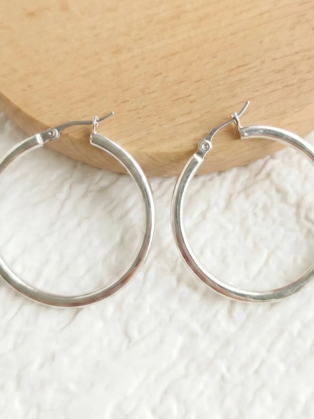 Robert Lee Morris Silver Hoop Earrings 1.3 x 1.3 - Picture 2 of 2